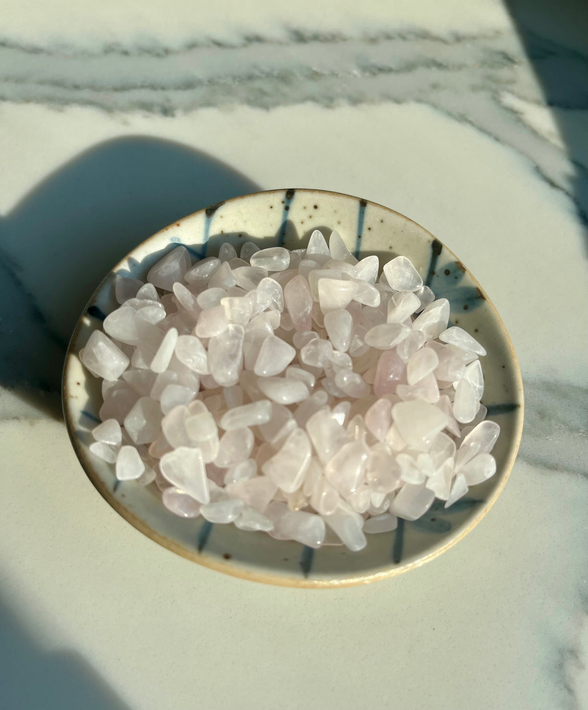 Rose quartz crystal chips